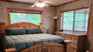 2 bedrooms, iron/ironing board, WiFi, bed sheets - The home is lakefront, perfect! From the roadside, it's nearly impossible to see (Bonham)