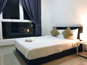 Habitación Deluxe doble | Escritorio, espacio para trabajar con un portátil, cortinas opacas