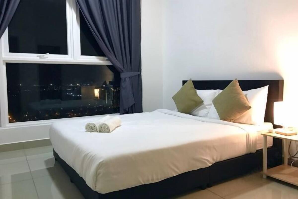 Escritorio, espacio para trabajar con un portátil, cortinas opacas