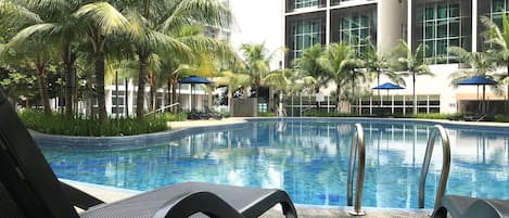 2 kolam renang outdoor, dengan kursi berjemur