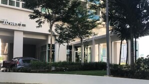 Un edificio con un cartel que dice 