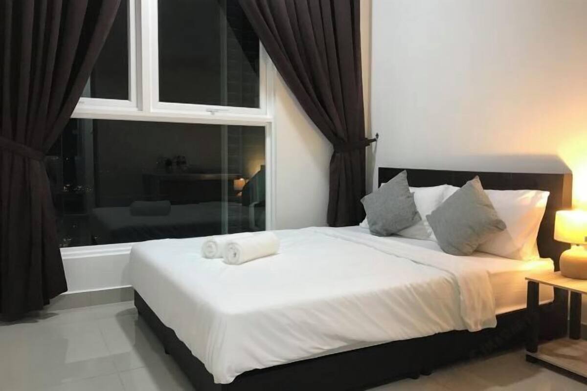 Escritorio, espacio para trabajar con un portátil, cortinas opacas