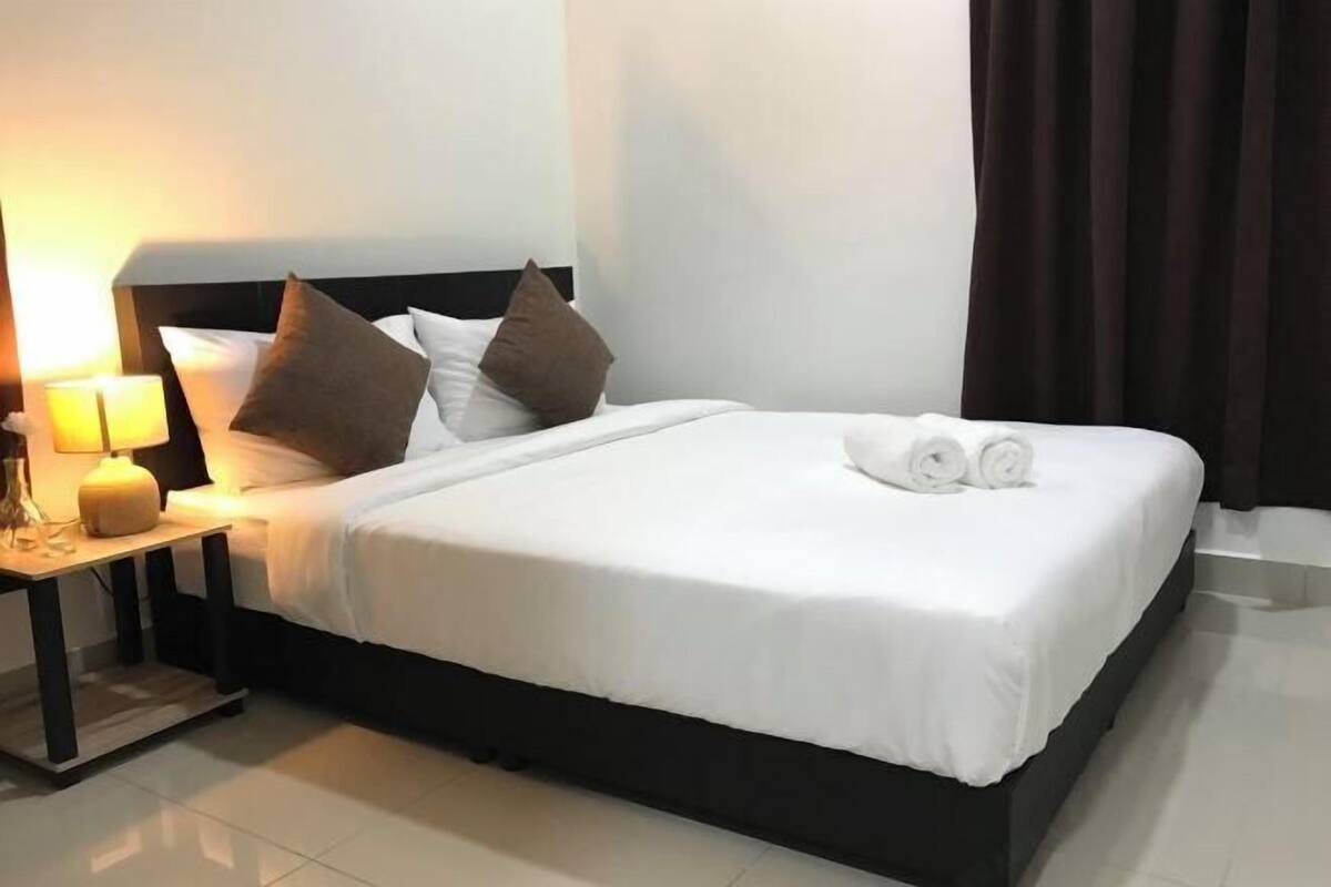 Escritorio, espacio para trabajar con un portátil, cortinas opacas
