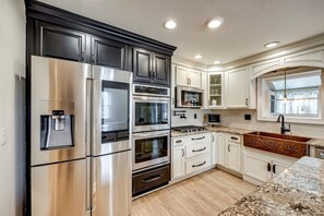 Réfrigérateur, cafetière/bouilloire, chaise haute