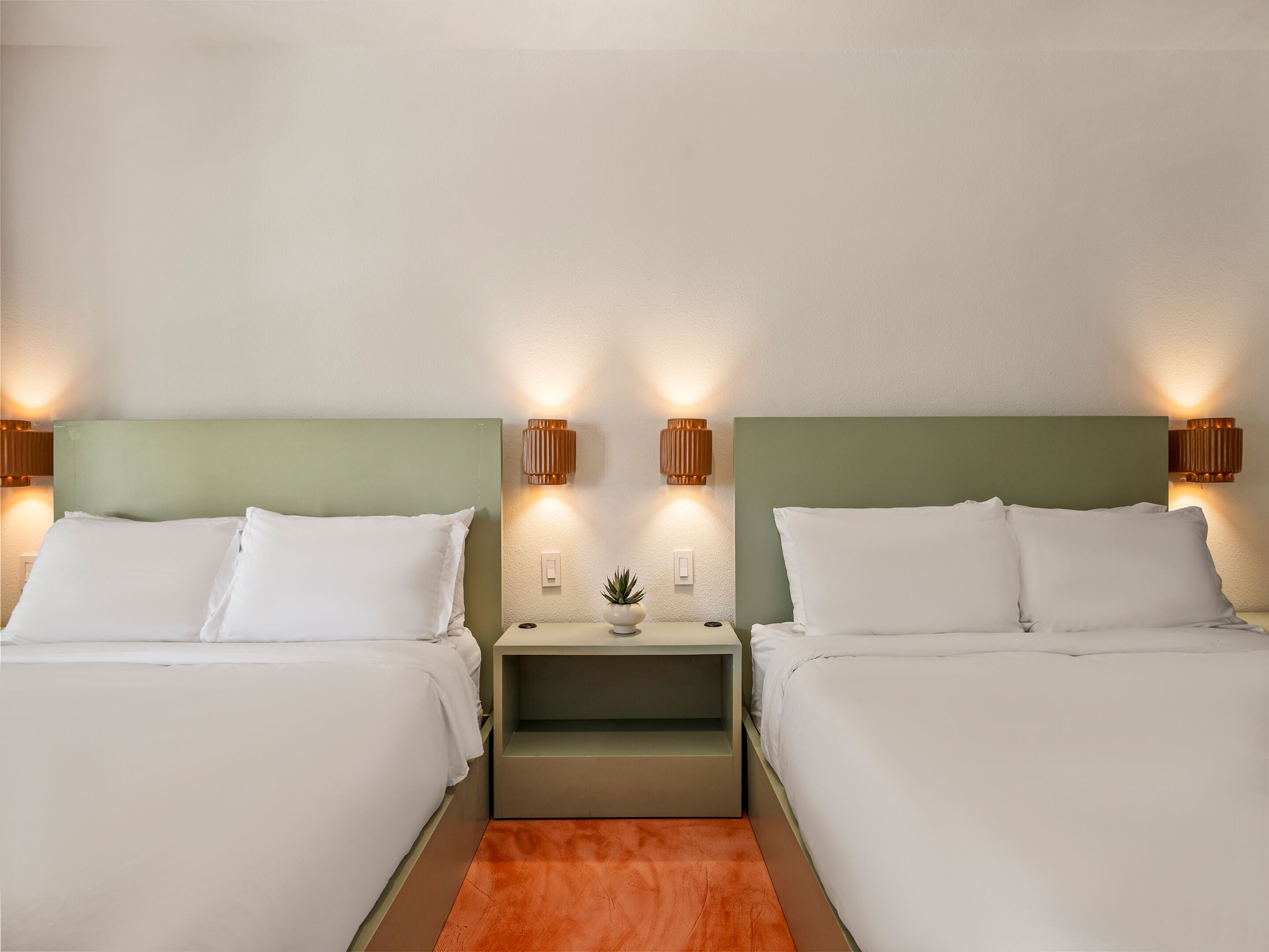 Habitación Deluxe, 2 camas Queen size | Camas con efecto memoria, cortinas blackout y ropa de cama 