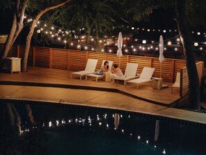 室外泳池;泳池傘、躺椅