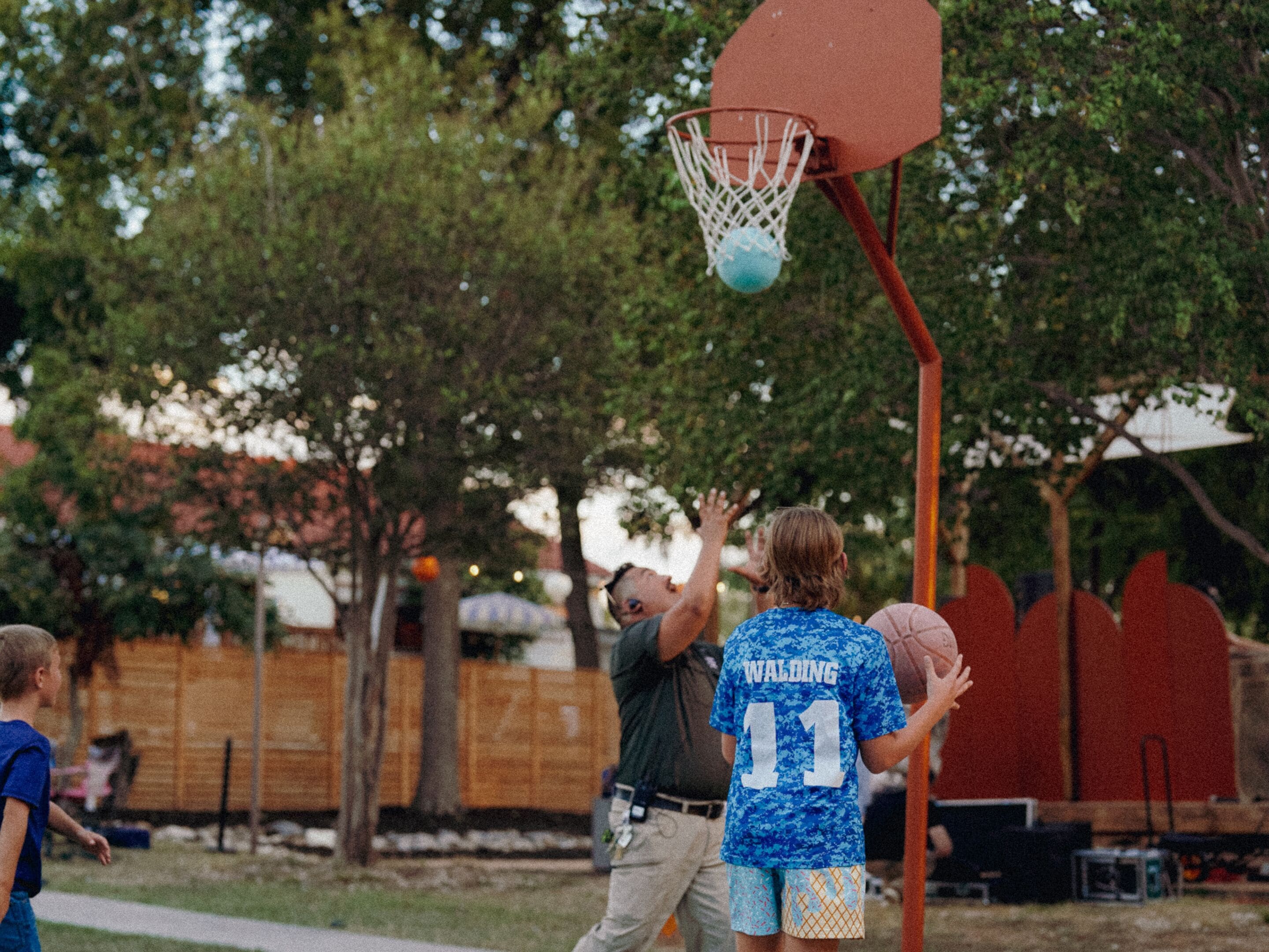 Un campo da basket con canestro e giocatori.