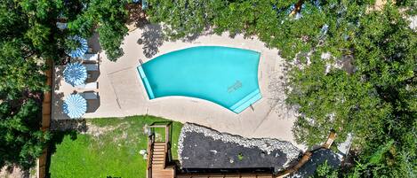 Piscine extérieure, parasols de plage, chaises longues