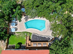 Outdoor pool, pool umbrellas, sun loungers - Hacienda del Rio (New Braunfels)