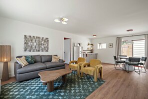 Studiosuite – deluxe | Oppholdsområde | En 32-tommers smart-TV med digitale kanaler samt Netflix og Hulu