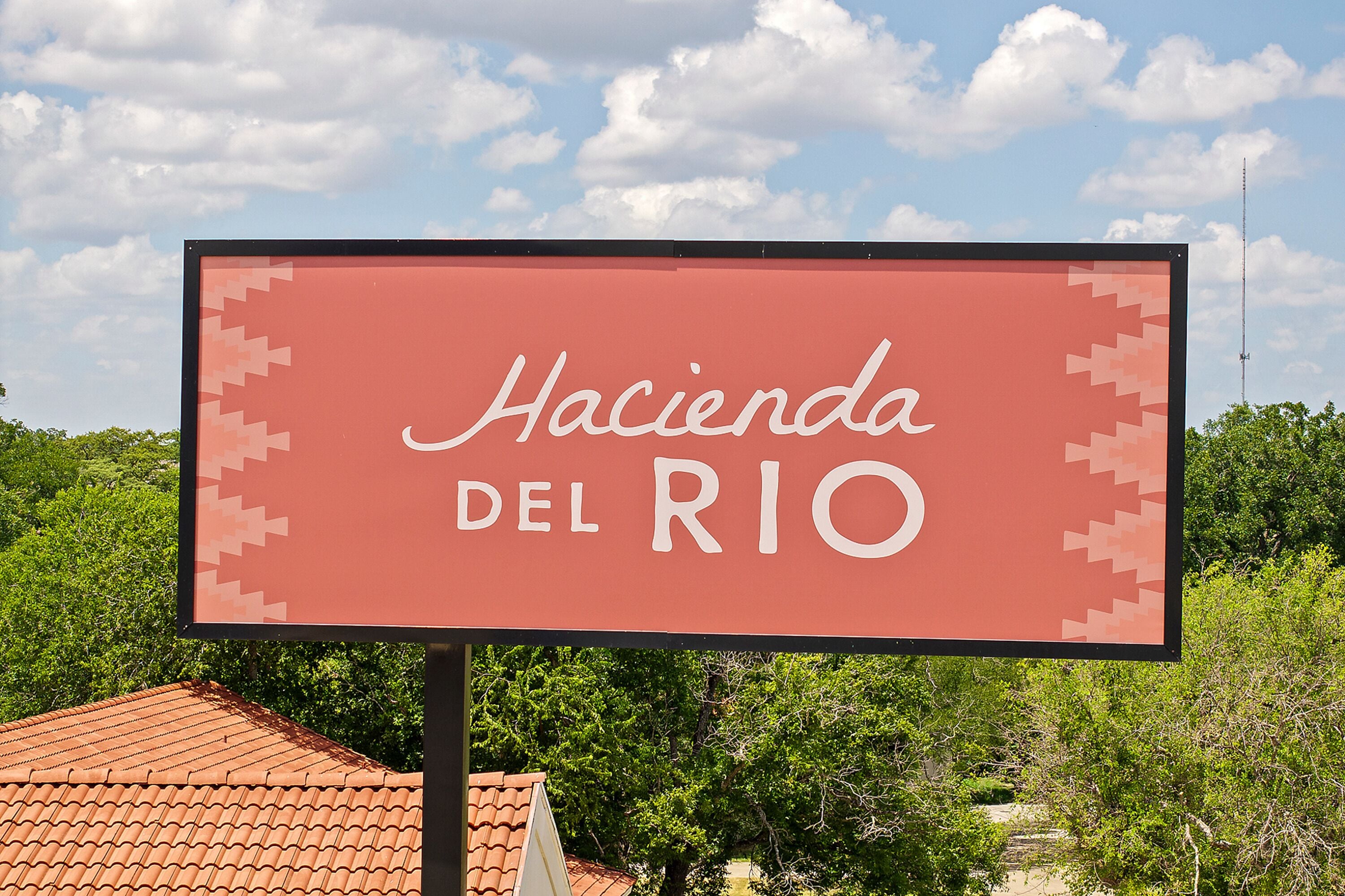 Una señal con el texto 'Hacienda del Rio'.