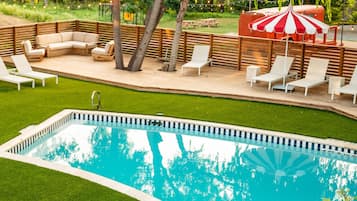 Piscina externa, guarda-sóis, espreguiçadeiras