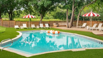 Outdoor pool, pool umbrellas, sun loungers