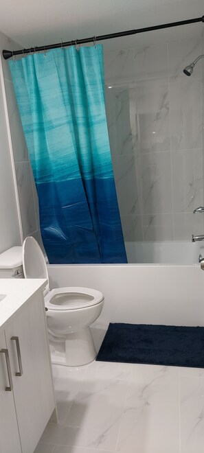 Towels, soap, shampoo, toilet paper - Spacious one bedroom suite in Calgary (Calgary)