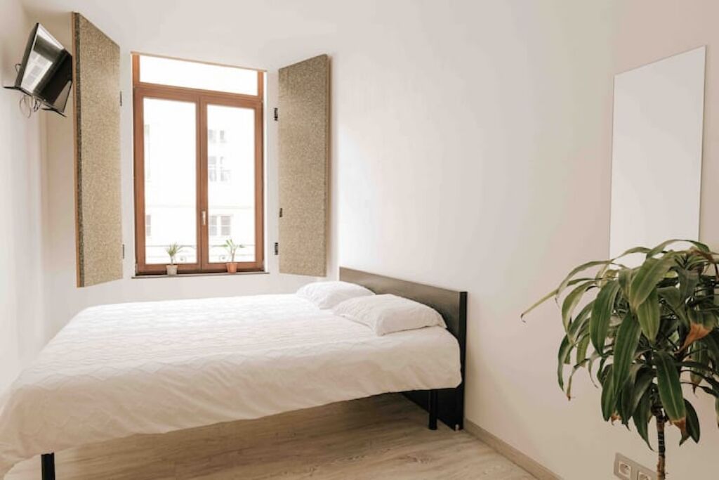 Una scrivania, insonorizzazione, ferro/asse da stiro