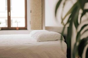 Schreibtisch, schallisolierte Zimmer, Bügeleisen/Bügelbrett