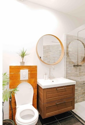 Articles de toilette gratuits, sĂšche-cheveux, serviettes fournies