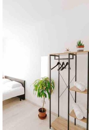 Schreibtisch, schallisolierte Zimmer, Bügeleisen/Bügelbrett