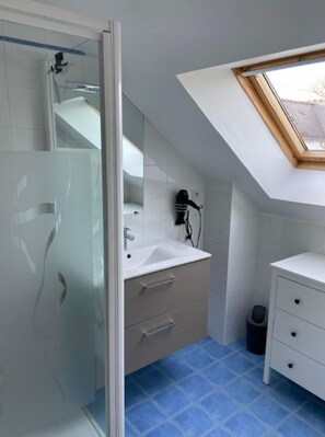 A modern bathroom with a glass shower enclosure, a white sink, and a skylight above the vanity. - House, Morbihan, Sarzeau, Le Rohaliguen, 6 people, sea at 600 m (Sarzeau)