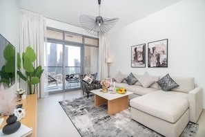 Luxe appartement | Woonruimte | Een 65-inch smart-tv met digitale zenders en televisie