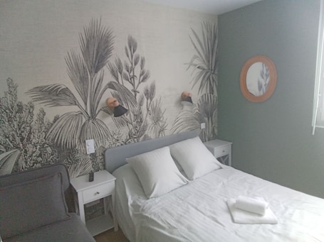 Comfort Double Room | Premium bedding, pillowtop beds, desk, soundproofing. La renaissance