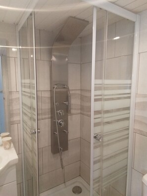 Shower, hydromassage showerhead, hair dryer, towels - La renaissance (Condé-en-Normandie)
