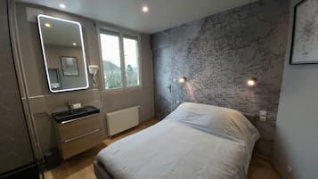 Habitación doble Confort | Ropa de cama de alta calidad, camas con pillow-top y escritorio
