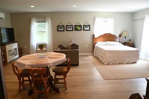 Patriot Point B, an inviting studio apartment