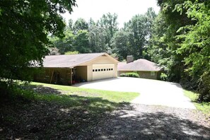 Property grounds - Patriot Point B, an inviting studio apartment (Roebuck)