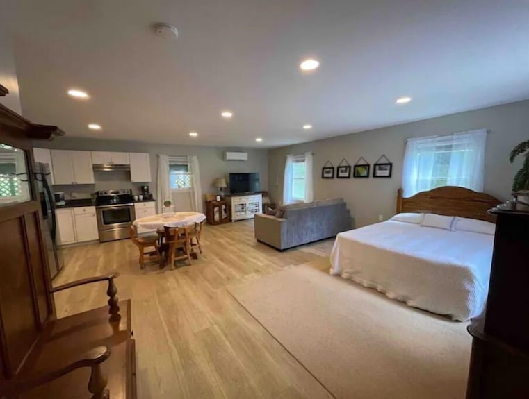 Patriot Point B, An Inviting Studio Apartment - Lake Craig, SC