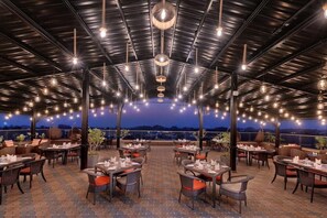 Outdoor dining - The Fern Habitat Candolim Goa (Candolim)