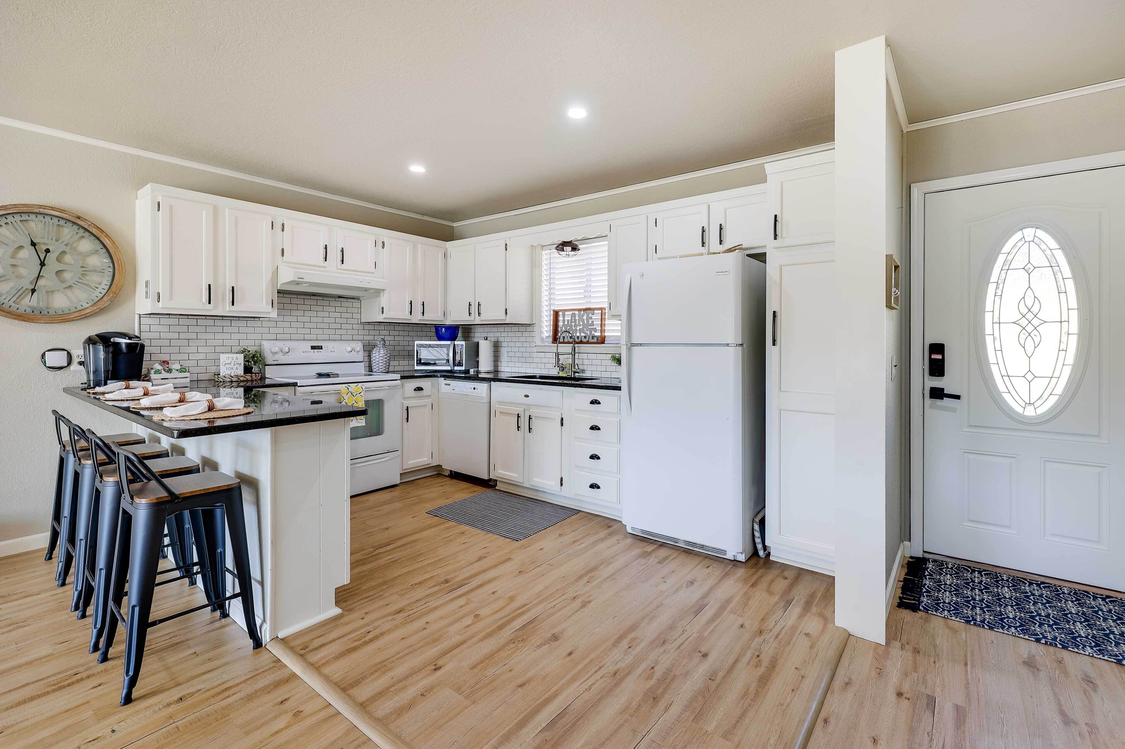 Lakefront Oklahoma Abode - Deck, Fire Pit & Grill