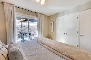 4 bedrooms, iron/ironing board, travel crib, bed sheets - Deck,Fire Pit & Grill: Grand Lake Lakefront Home (Jay)
