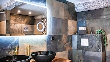 Whirlpool, Haartrockner, Handtücher, Seife
