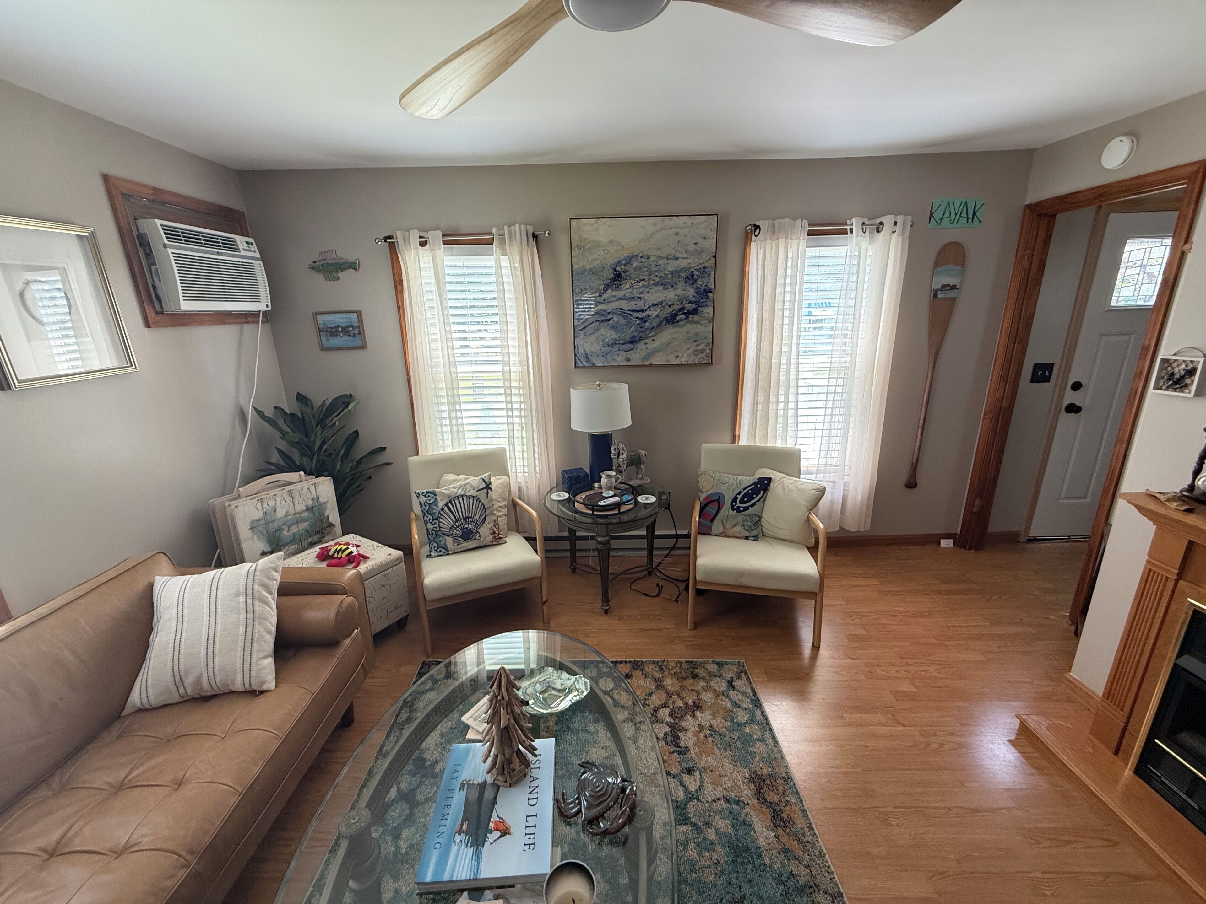 Smart-TV, peis, bordtennis og bøker