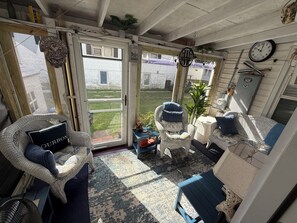 Älytelevisio, takka, pöytätennispöytä, kirjoja