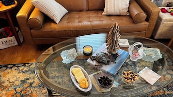 Smart TV, chimenea, tenis de mesa y libros