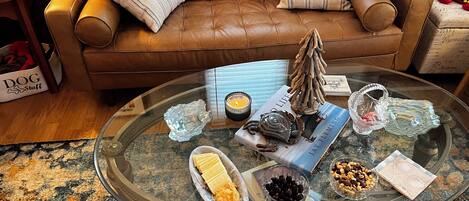 Smart TV, fireplace, ping pong, books