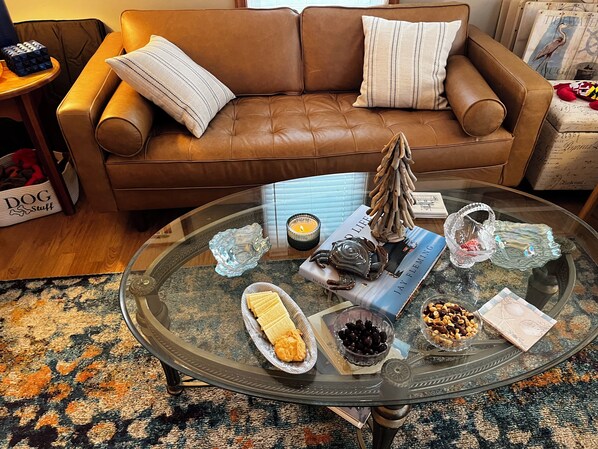 Älytelevisio, takka, pöytätennispöytä, kirjoja