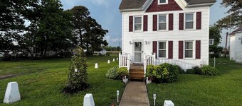 Kayak friendly home on the Chesapeake Bay with bikes, paddle board & golf cart