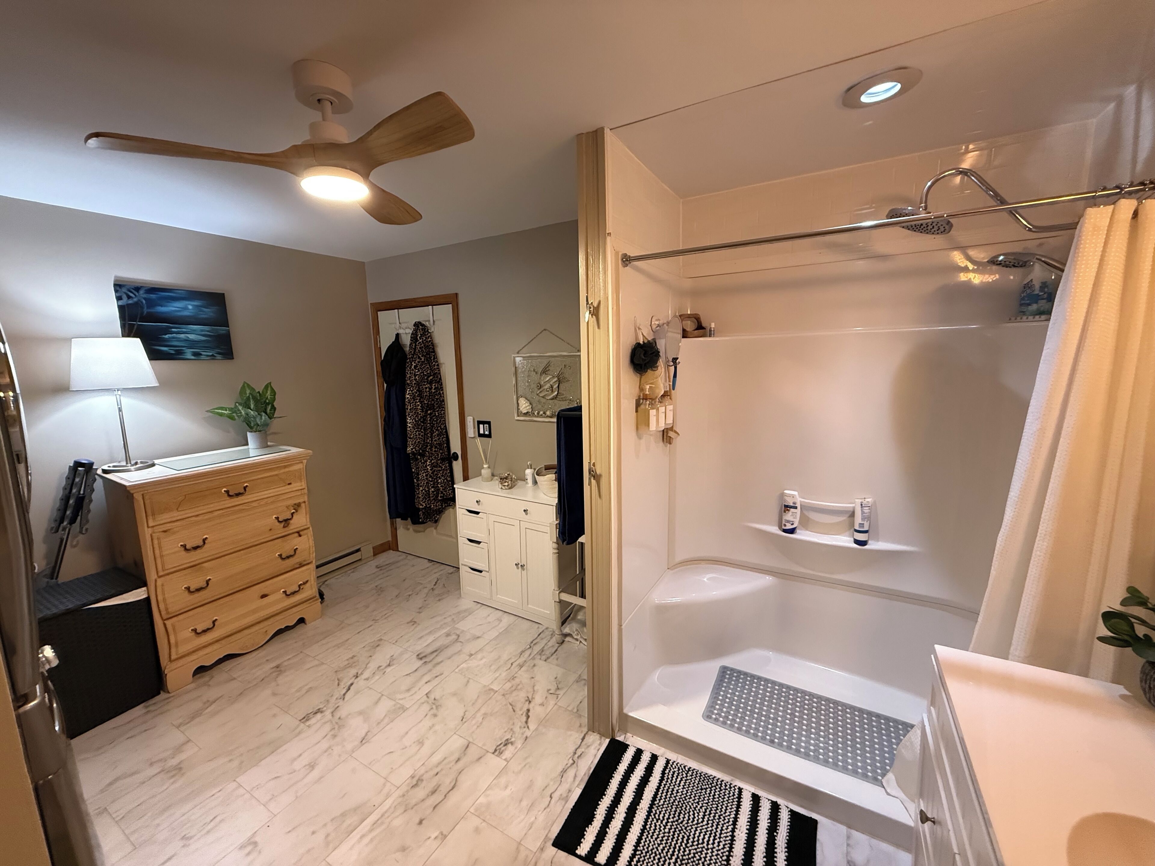 Een haardroger, handdoeken, zeep, shampoo