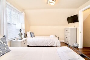 3 habitaciones, escritorio, tabla de planchar con plancha y wifi 