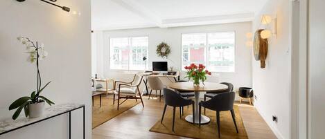 House, 2 Queen Beds | Dining