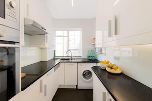 House, 2 Queen Beds | Private kitchen | Fridge, microwave, oven, stovetop - Immaculate 2-bed House in London, Mayfair (London)