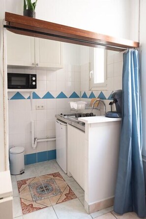 Fridge, microwave, coffee/tea maker - Charming bright studio near Paris (Pantin)