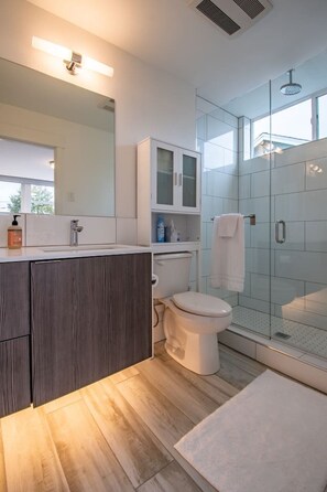 Badewanne, Haartrockner, Handtücher