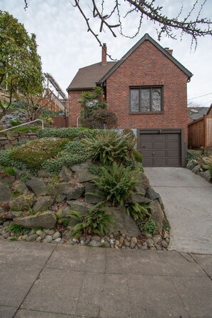 Property grounds - Green Lake Oasis with Loft + Outdoor Fireplace (Seattle)