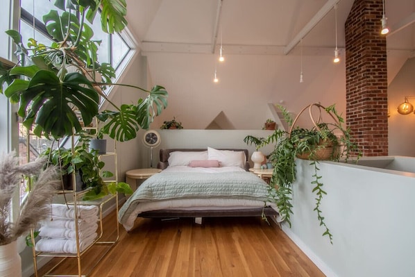3 bedrooms, desk, iron/ironing board, free WiFi