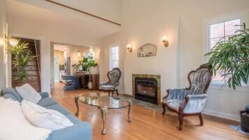 Smart TV, fireplace, DVD player, table football