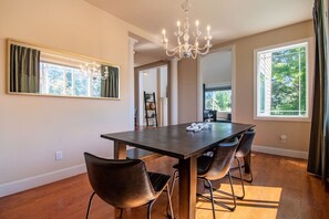 Dining - Short Drive to Stadiums - Large 4 Bedroom House (Seattle)